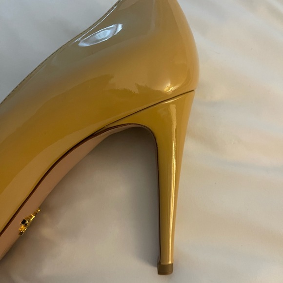 Prada 38.5 patent pumps with slight platform. Hardly worn! - Picture 4 of 8